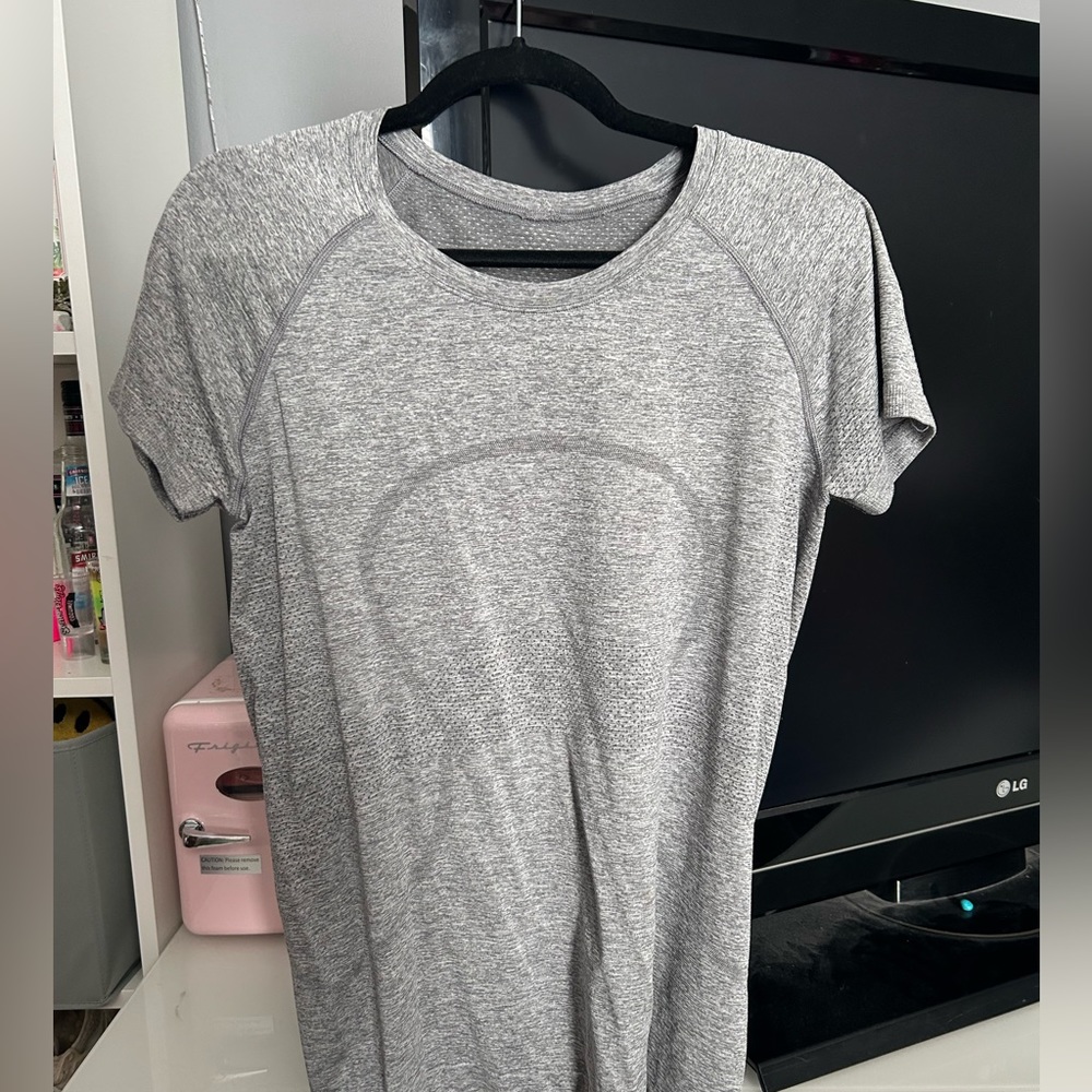 size 8 lululemon swiftly tech shirt